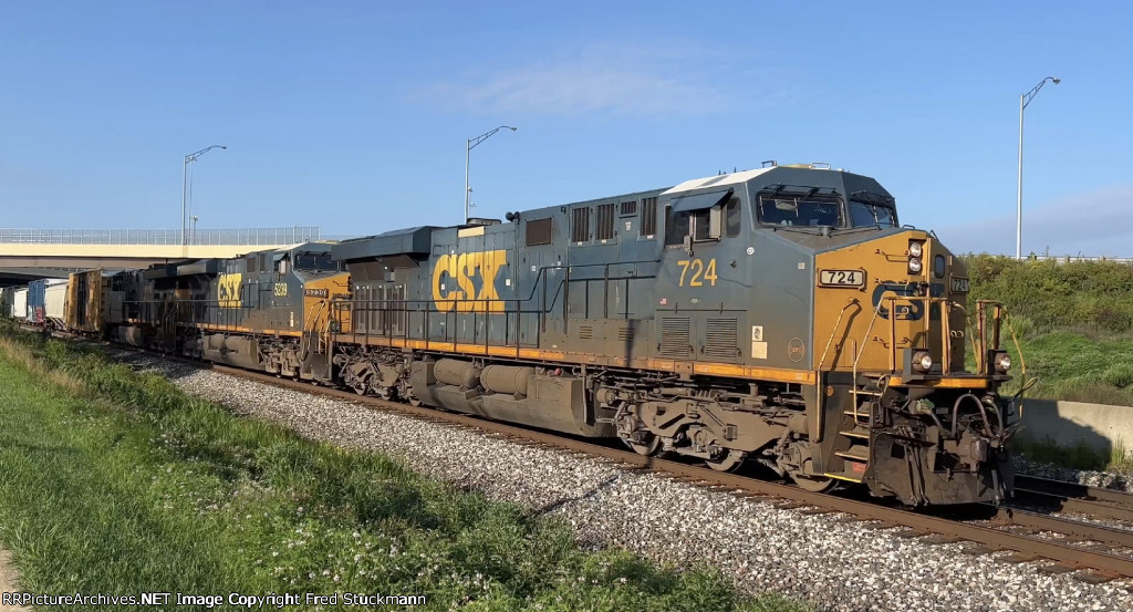 CSX 724 leads M370.